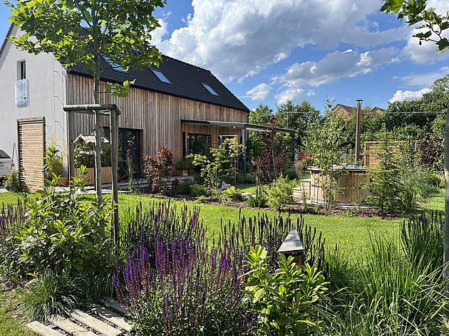 Pozvala si bagristu a on už zůstal. Zahradní kino sledují z pergoly i sudu