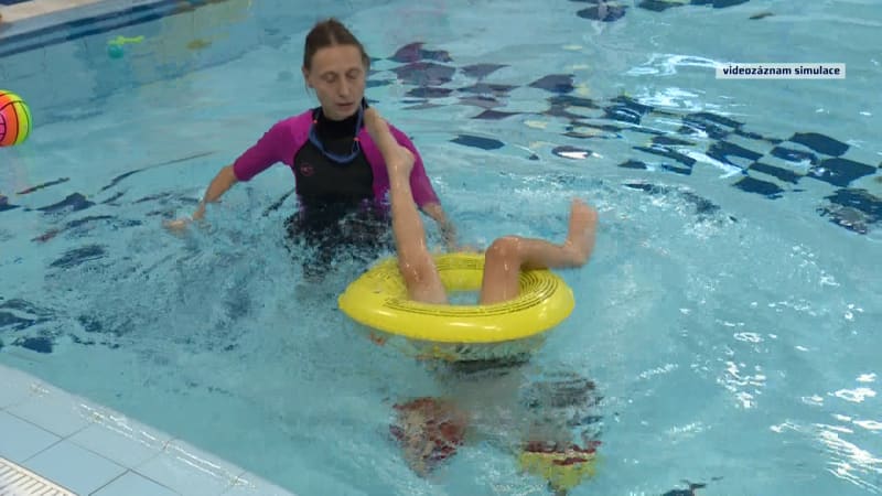 Méně pomůcek u dětí v bazénu je někdy více. Odborníci varují před falešným bezpečím