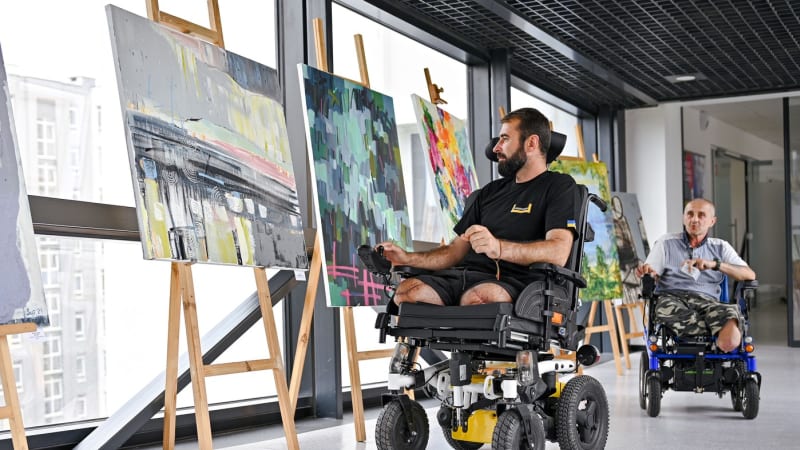 REPORTÁŽ: Ukrajinští vojáci bez končetin se učí tančit i napíchnout steak na vidličku