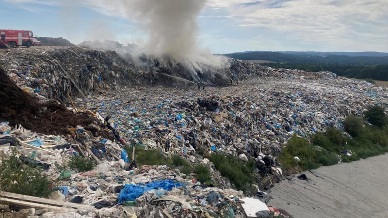 Požár skládky na Příbramsku: Hasiči dohašují skrytá ohniska, platí 1. stupeň poplachu
