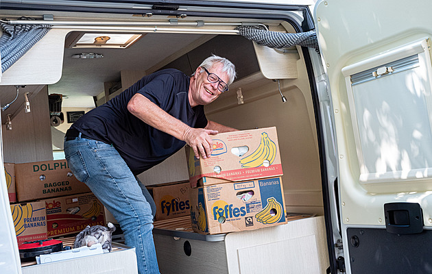 Obytňák napěchovaný českou keramikou. Nizozemec přivezl muzeu 35letou sbírku