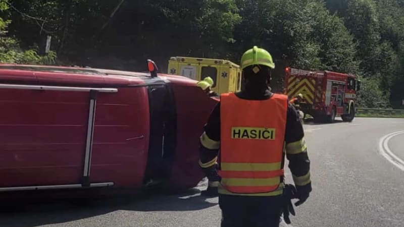 Smrtelná nehoda v Chomutově: 23letý řidič se převrátil s autem, zemřel na místě