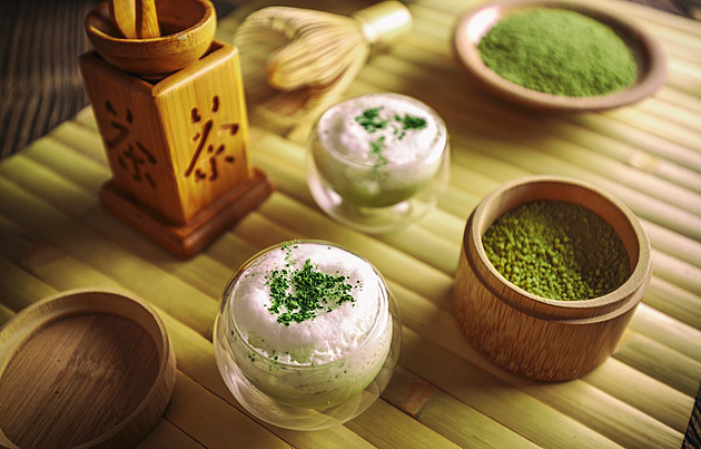 Influenceři propadli zelenému čaji matcha. Japonci kvůli nim omezili prodej
