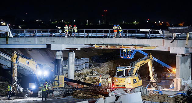 Dělníci zbourali starou letištní lávku, dálnice D7 je u Prahy opět průjezdná