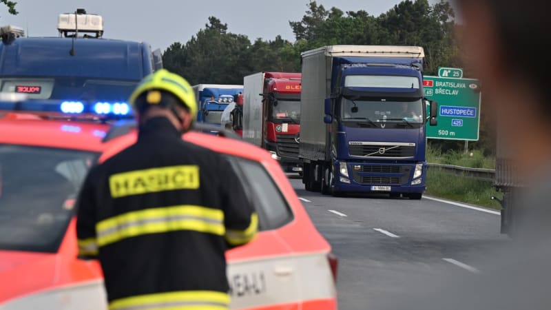 Policie uzavřela dálnici D2 směrem na Brno. Řeší několik nehod v silném provozu