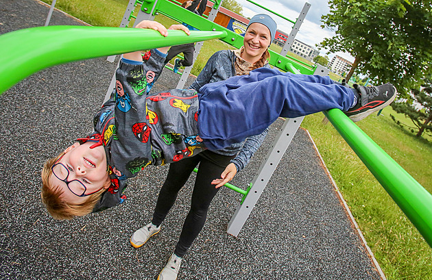 Bolí vás záda, rameno? Nejezděte tolik autem a raději se hýbejte, radí cvičitelka