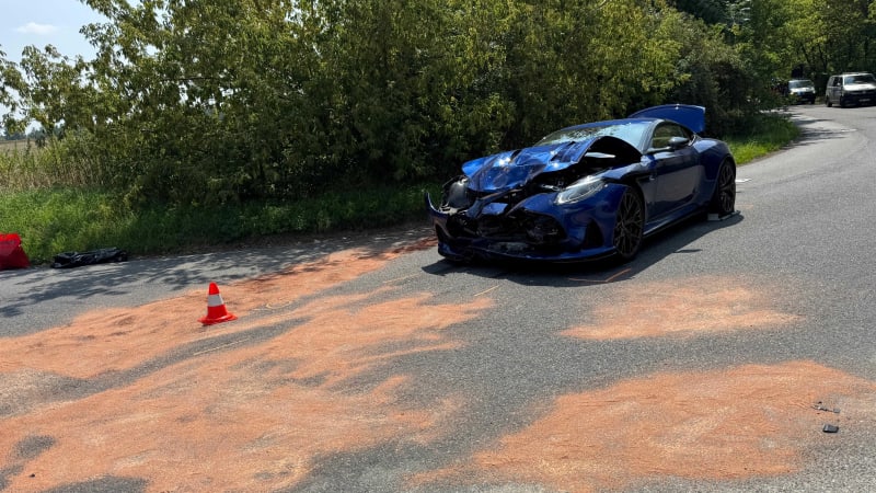 Aston Martin a BMW se srazily v Rudné u Prahy. Vozy jsou demolované, řidiči zranění 