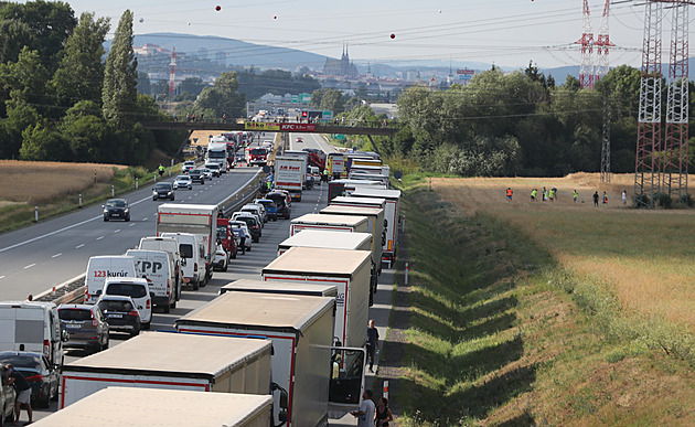 Policie uzavřela dálnici D2 ve směru na Brno, kvůli nehodám se tvořily kolony