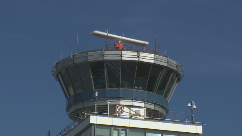 Drama na pražském letišti: Letadlo muselo nouzově přistát, členovi posádky bylo špatně 