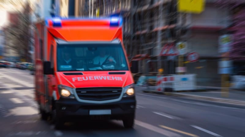 Tragédie na slavnostech v Německu: Malý chlapec vběhl pod kola sanitce, zraněním podlehl