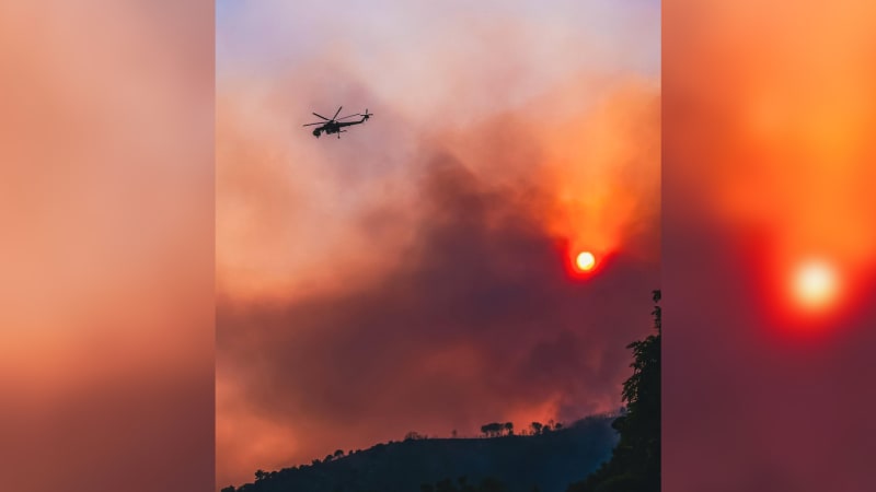 Peklo v oblíbené destinaci Čechů: Vesuv je v plamenech, hasiči ho uzavřeli a nasadili letadla