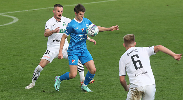 ONLINE: Ostrava - Karviná 0:0, Holec chytá Fleišmanův pokus z přímého kopu