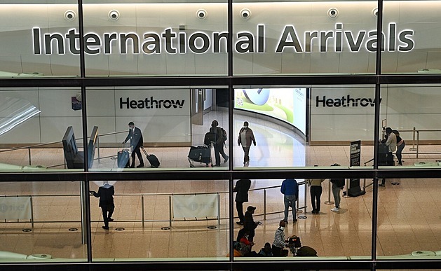 Největší britské letiště Heathrow strádá. Zvrátit to může nová ranvej