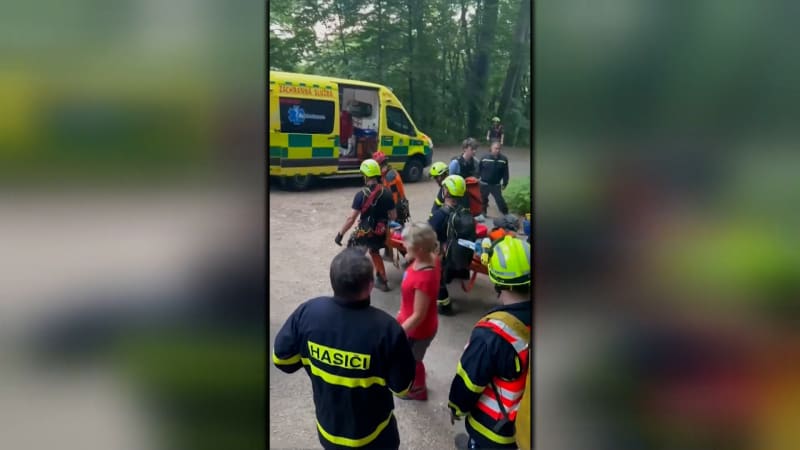 Seniorka se na Bezdězu zřítila ze 40metrového srázu. Záběry ukazují složitou záchranu