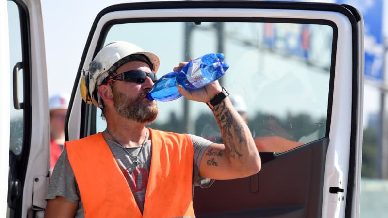 Práce ve vedrech: Lze ji i odmítnout. Co musí zajistit šéf a na co máte nárok?