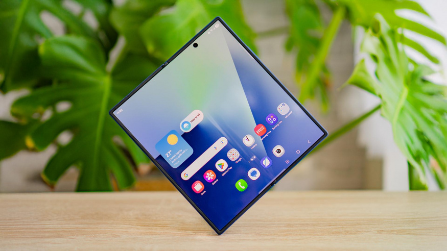 Galaxy Z Fold 7 rozebrán do posledního šroubku. Opravit skládačku od Samsungu bude kumšt