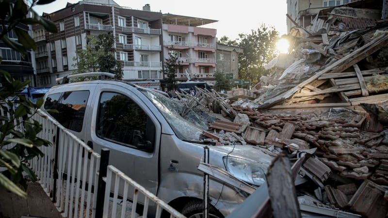 Zemětřesení v Turecku zabíjelo. Kvůli silným otřesům padaly budovy, v zemi jsou stovky Čechů
