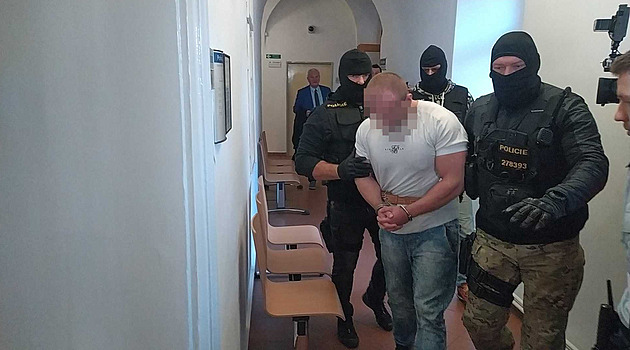 Vražda na privátu a posypání žíravinou. Případ míří k soudu, muže viní z dalšího zločinu