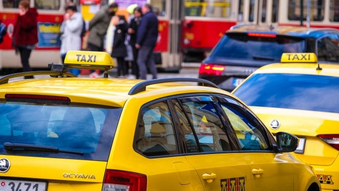 Budou v Praze smět jezdit jen elektrotaxi? Záměr dobrý, hrozí ovšem dražší a hůř dostupné služby