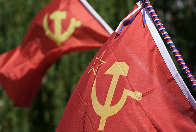 Od ledna bude propagace komunismu trestná. Co se stane s KSČM?