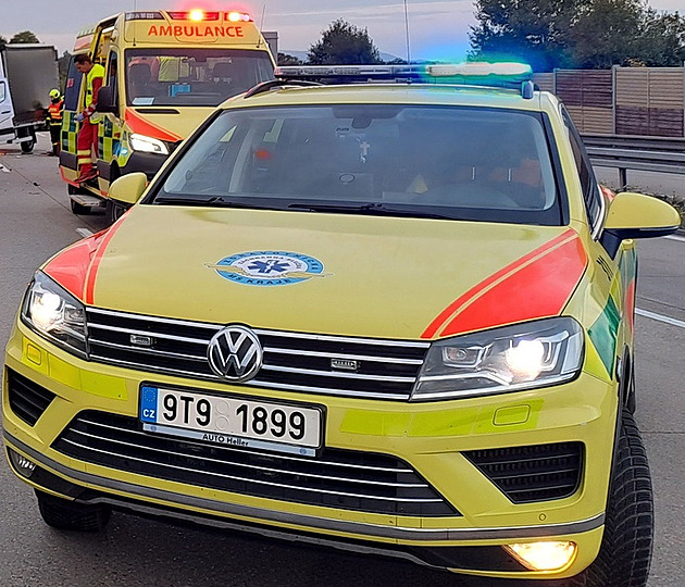 Auto v jednom pruhu zastavilo, vůz v druhém smetl na přechodu dvě seniorky