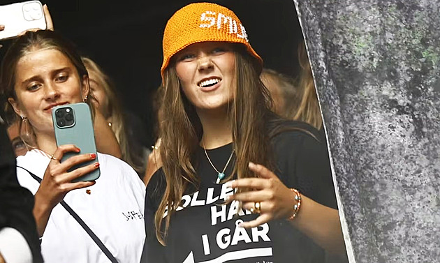 Včera jsem ho ojela. Osmnáctiletá dánská princezna překvapila nápisem na triku