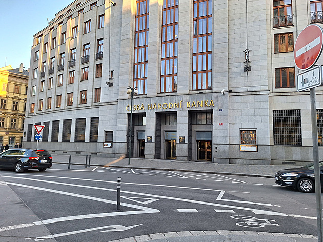 Okamžitých plateb rychle přibývá, jejich podíl překonal 40 procent