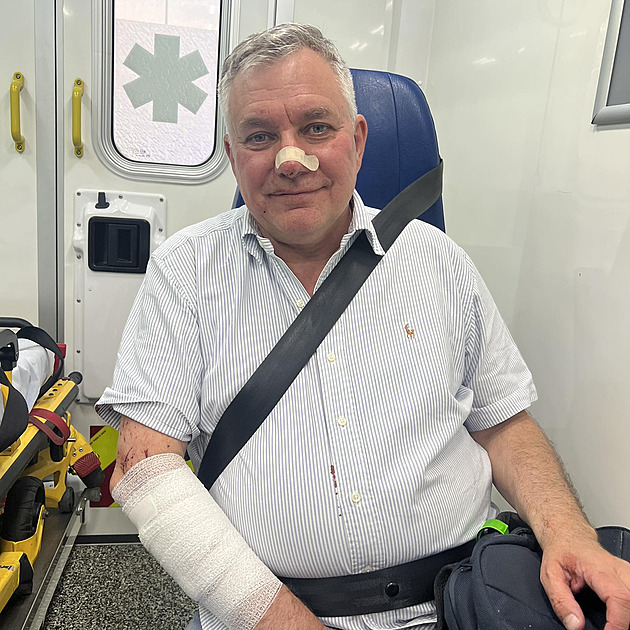 Autobus prudce zabrzdil a cestující prolétl sklem. Sedadla jsou bezpečná, tvrdí DPP