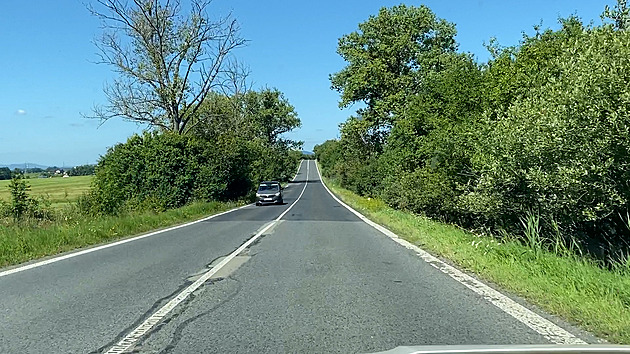 Úhybný manévr přinesl smrt. Dlažební kostky z projíždějícího náklaďáku trefily chodce