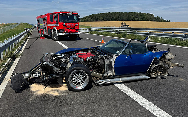 Neovladatelnému chevroletu začala na D3 po nárazu hořet nádrž, auto je na odpis