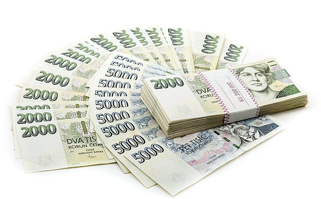 Vybírám na jezírko, lhal muž v bance. Varování nedbal, peníze dal podvodníkům