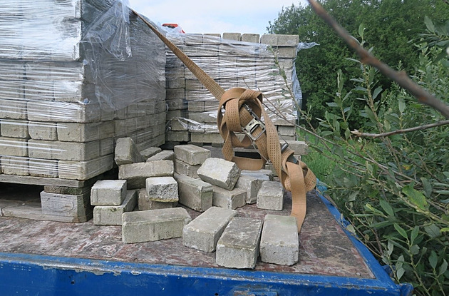 Úhybný manévr přinesl smrt. Dlažební kostky z projíždějícího náklaďáku trefily chodce