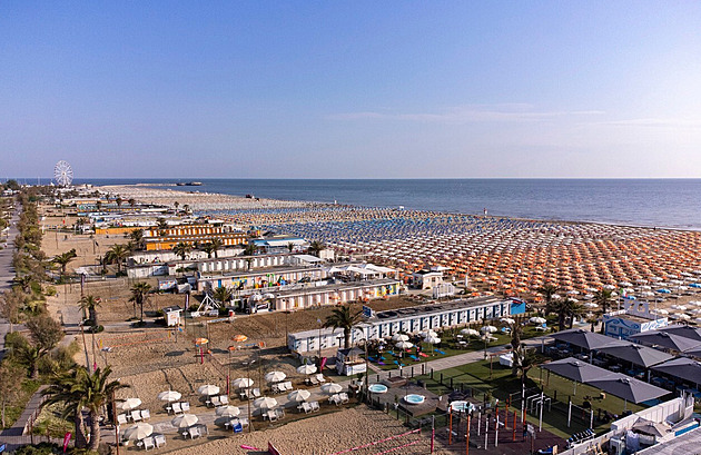 Kam zmizeli lidi? Podnikatele trápí prázdné italské pláže