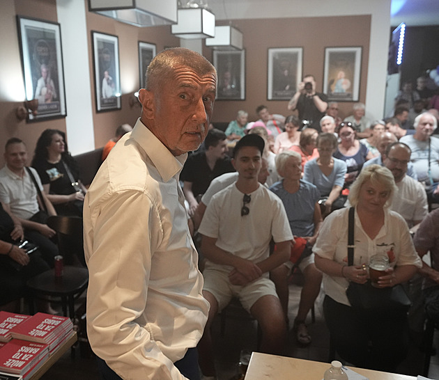 Volby budou o jejich lžích, řekl Babiš v hospodě. Koupil si asexuální plavky