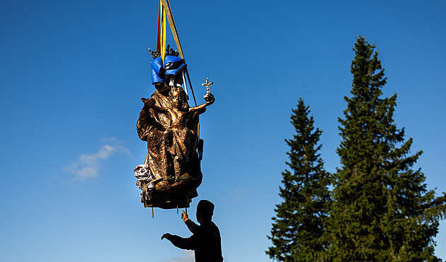 Královna hor zaměstnala sto lidí, sousoší v Krkonoších už září do kraje