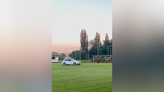 Na fotbalové hřiště se vřítilo auto, řidič vystřelil z plynovky. Šlo mi o život, tvrdí