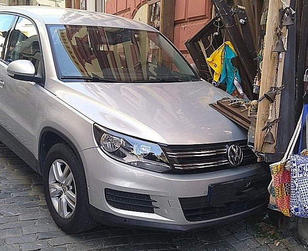 V historickém centru Krumlova se rozjelo auto, nabouralo do obchodu se suvenýry