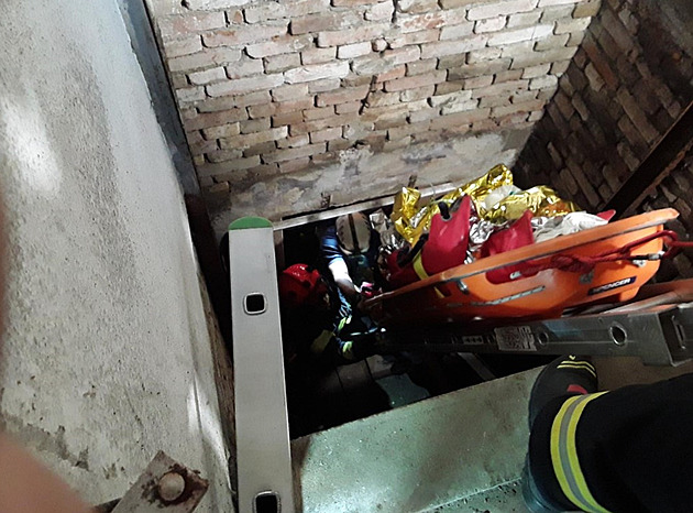 S pětičlennou rodinou spadl domácí výtah do sklepa, záchrana byla obtížná