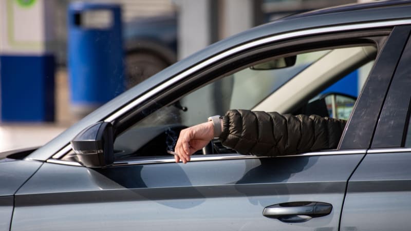 Vyhození nedopalku či lahve z auta? Itálie zpřísnila zákony, řidičům hrozí gigantická pokuta