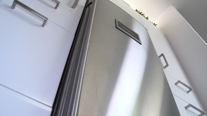 Lednička potřebuje v létě speciální péči. Expert radí, jak ušetřit a vyhnout se problémům