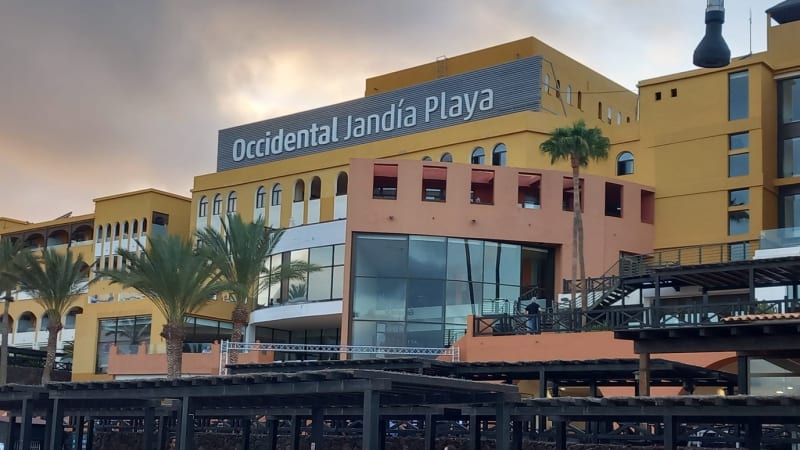 Smrt v dovolenkovém ráji: Za selhání orgánů mohlo nedovařené kuře v luxusním hotelu