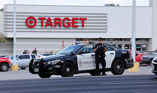 Střelec na parkovišti v Texasu zabil tři lidi, pak ukradl dvě auta. Policie ho zadržela
