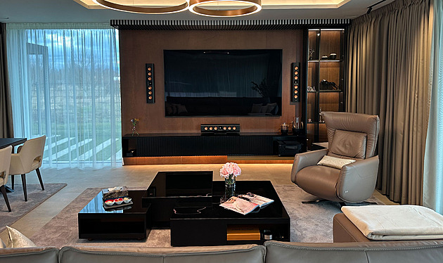 Vilu uvnitř chrání černý býk, přírodu zastupuje zelený mech. Inspirujte se