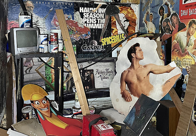 Hledač městských pokladů nafotil stoleté kino, které jakoby zamrzlo v čase