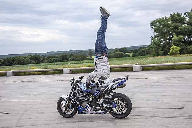 Český šampion učí jezdit po zadním kole. Na motorce ale umí i stojku