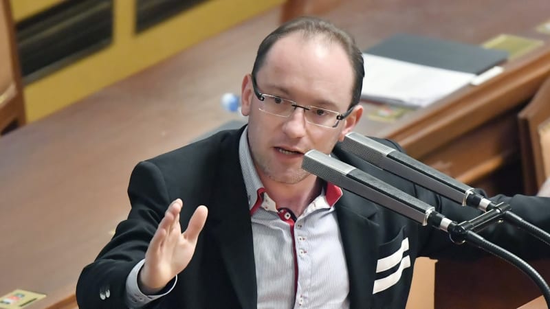 Kandidát Stačilo! „navlékl“ vládu do koncentráčnických mundúrů. „Dobytek,“ reagoval Hrušínský 