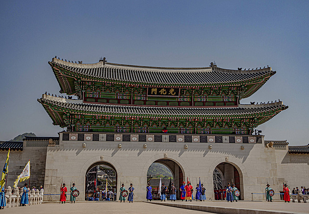 Korejec počmáral bránu královského paláce. Napsal na ni „Prezident Trump“