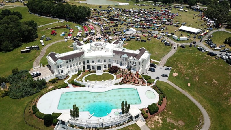 Jeden z největších bazénů i impozantní sbírka aut: CNN uvnitř luxusního sídla slavného rappera