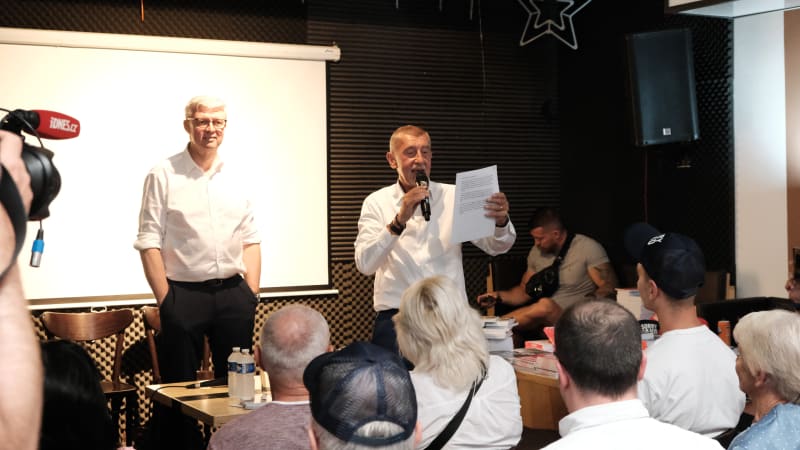 REPORTÁŽ: Volby budou o jejich lžích, hřímal Babiš po boku Havlíčka před narvanou hospodou