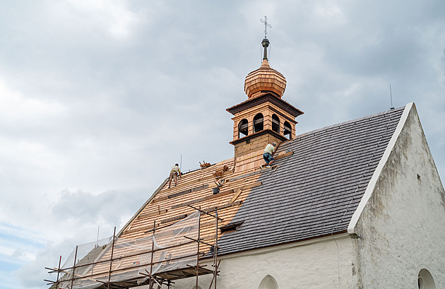 Tečovický kostel pamatuje středověk. Nyní získá novou šindelovou střechu